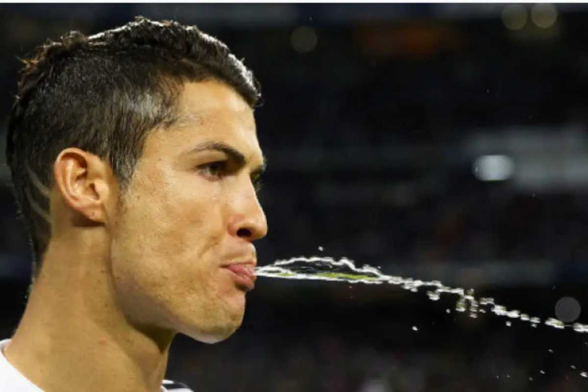 Cristiano Ronaldo sputa l'acqua in campo