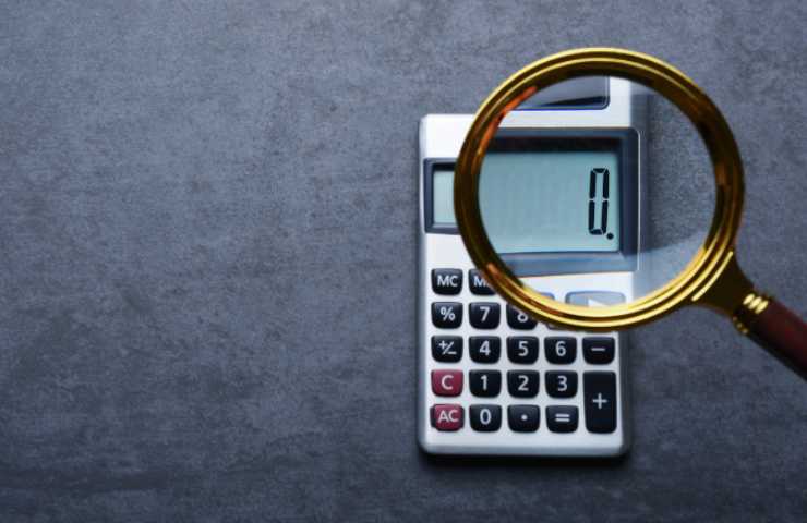 Foto di una calcolatrice e una lente d'ingrandimento