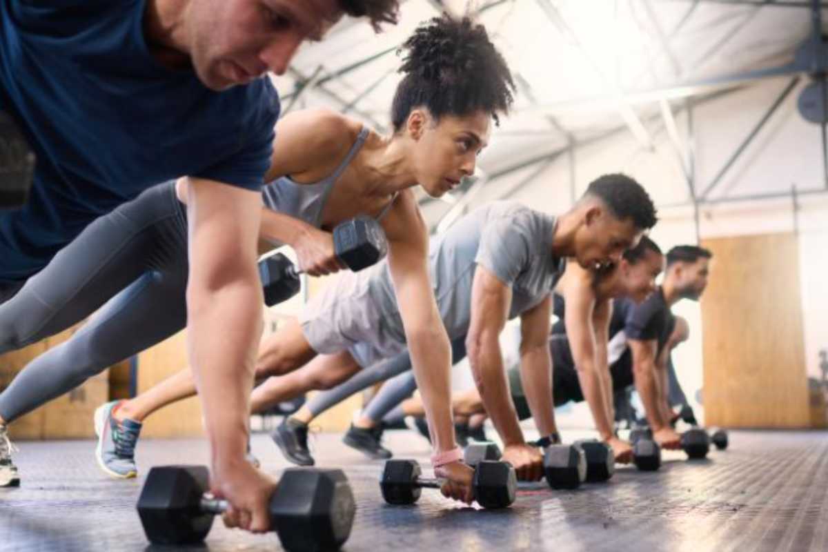 Persone compiono degli allenamenti in palestra