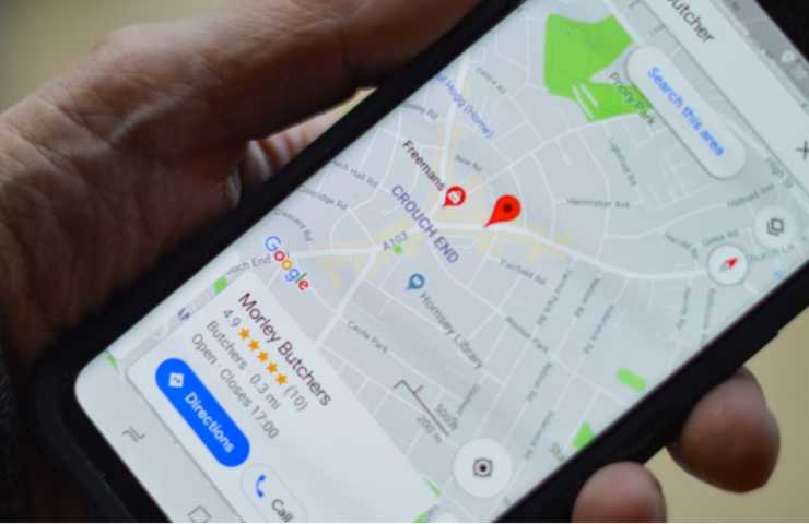 Persona utilizza Google Maps sullo smartphone