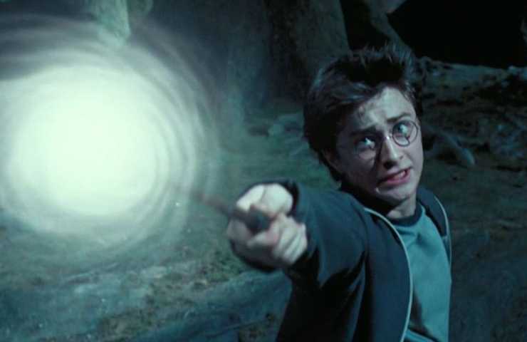 Harry Potter compie una magia