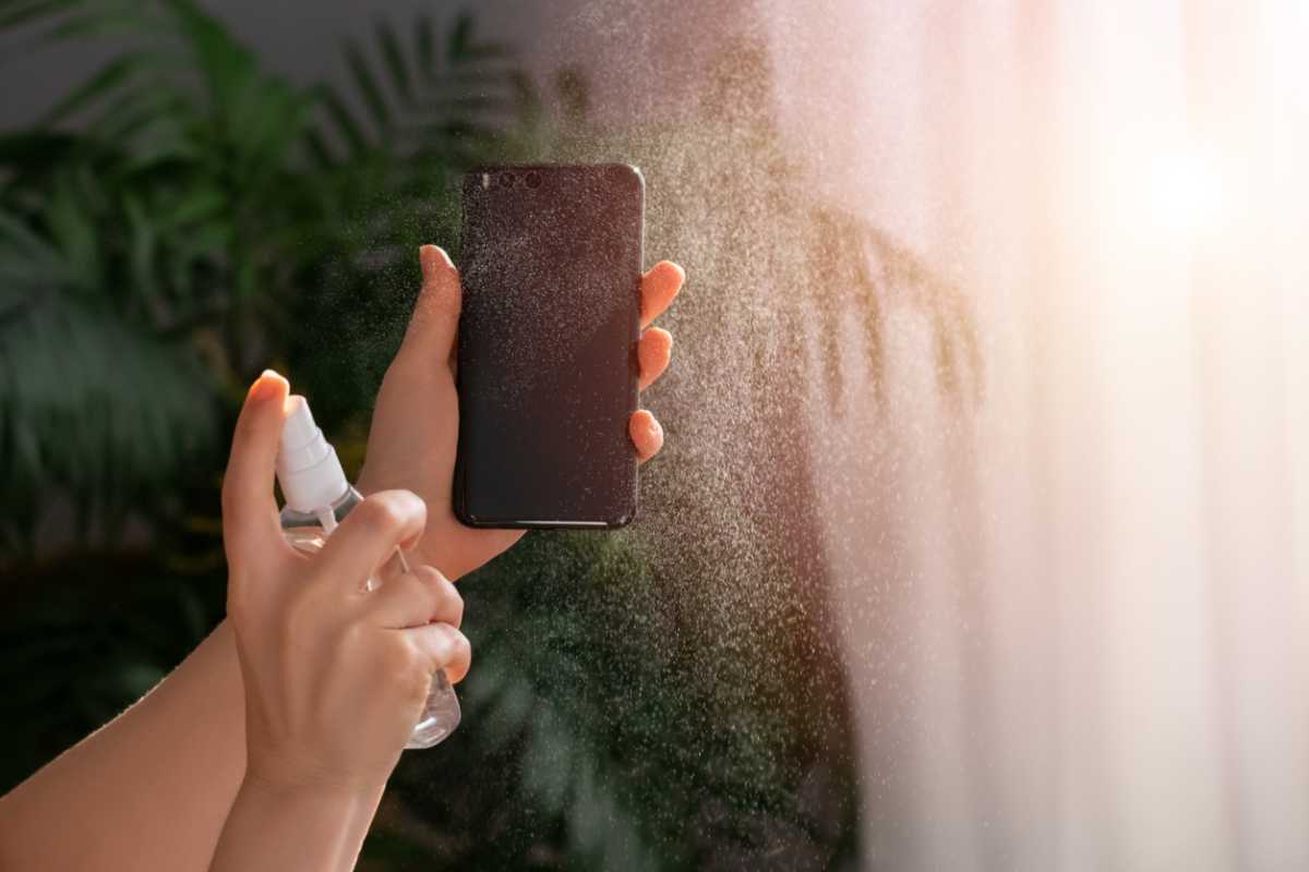 Come igienizzare lo smartphone: con questo sistema ci metti 5 minuti