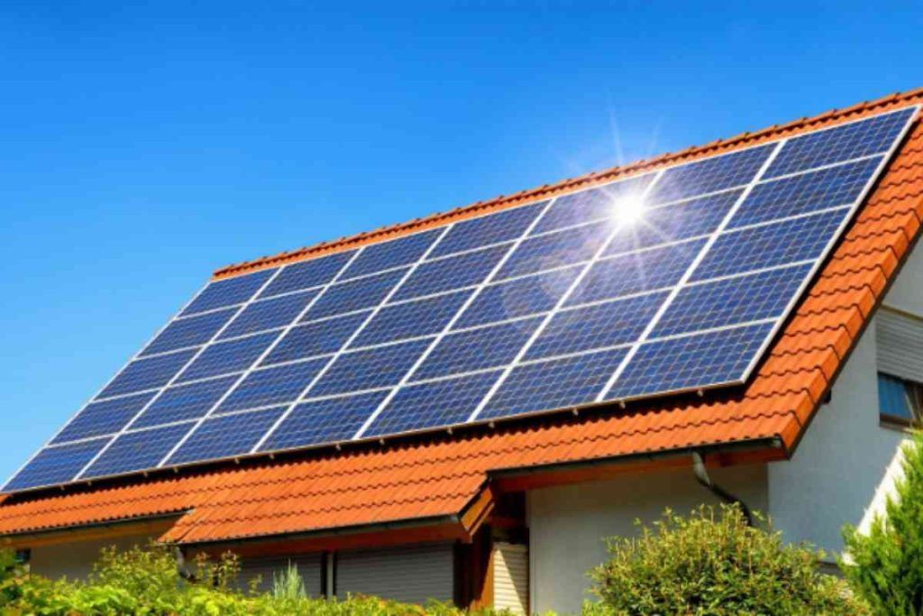 Foto di un impianto fotovoltaico sopra una casa