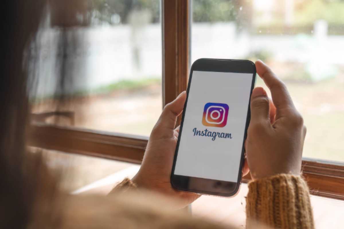 Signora utilizza Instagram sul proprio smartphone