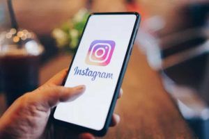 Persona utilizza Instagram sullo smartphone