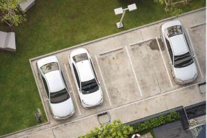Auto posteggiate nel parcheggio condominiale