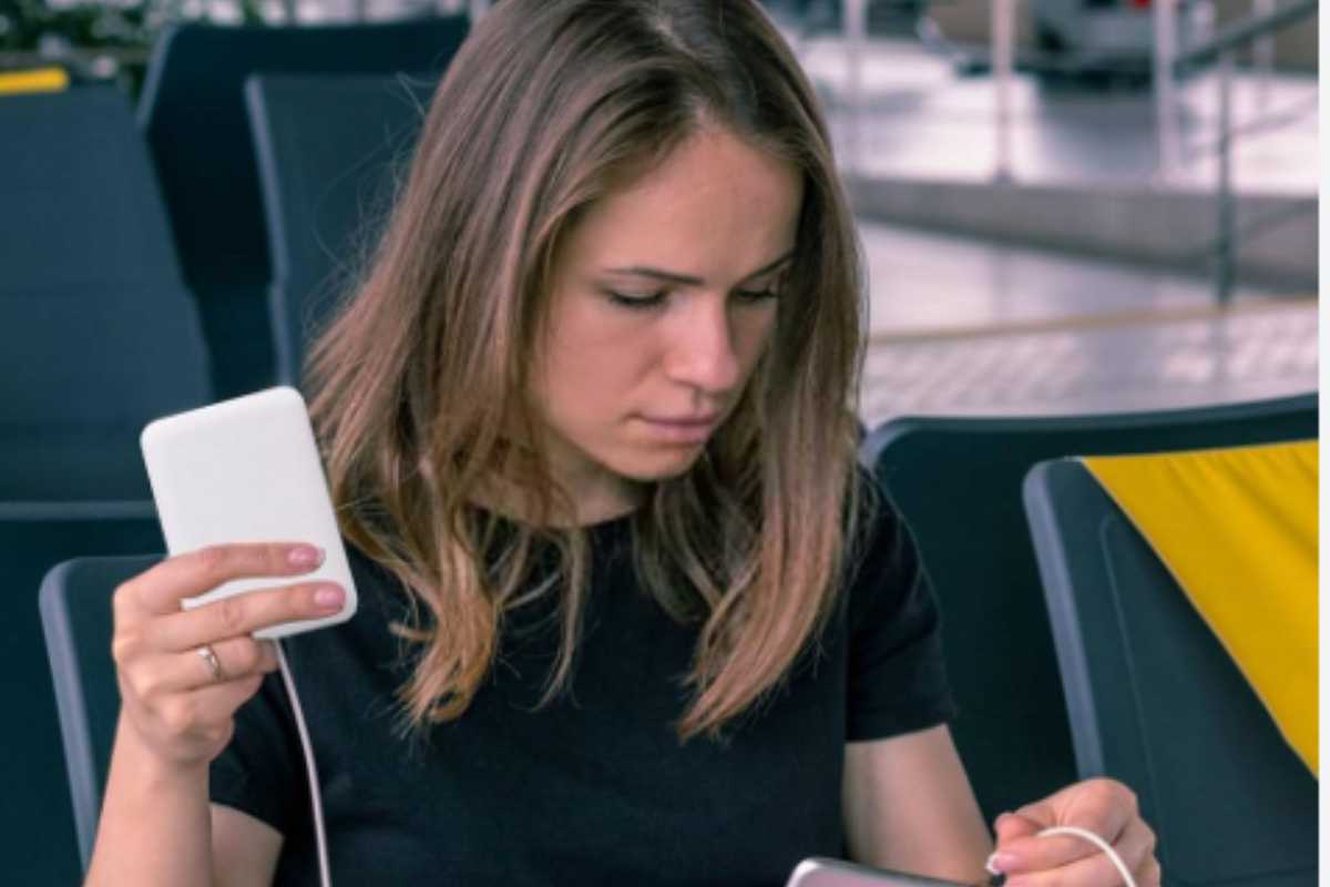 Ragazza ha problemi con la ricarica del powerbank