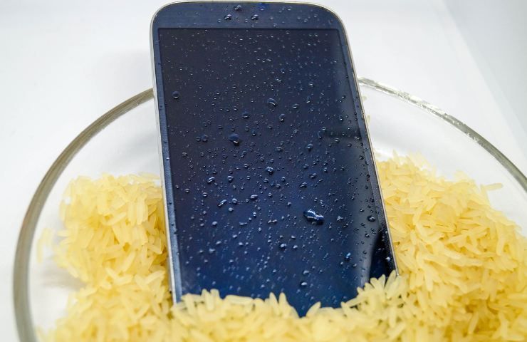 Cellulare caduto in acqua: c'è una soluzione (che nessuno conosce) e che ti salva