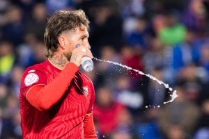 Sergio Ramos sputa l'acqua durante la partita del Siviglia