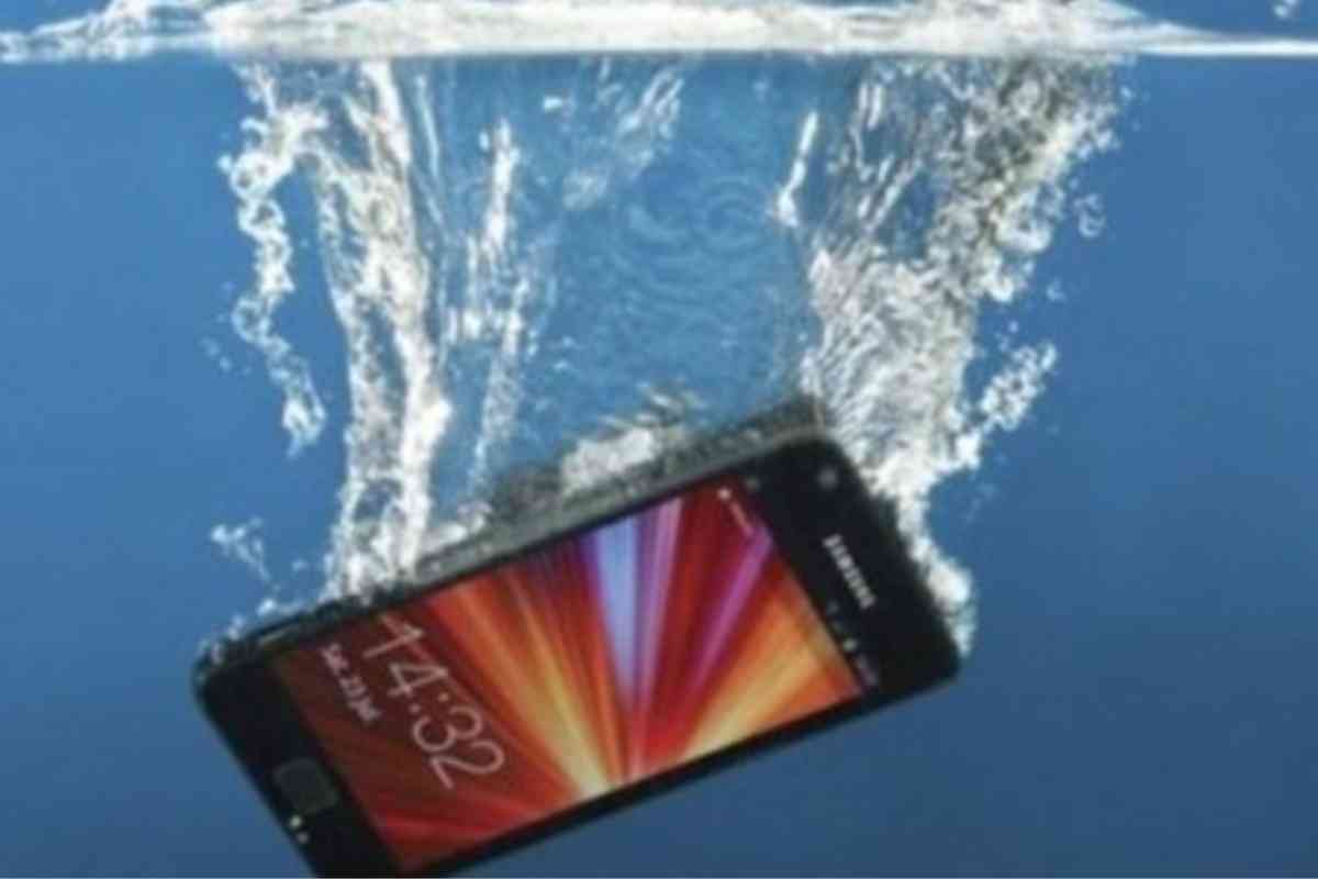 Smartphone cade in acqua