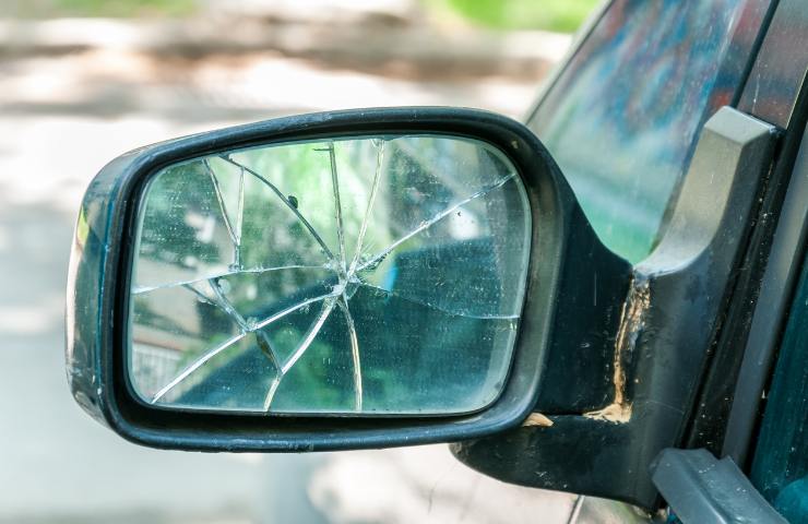 Malintenzionati ti stanno seguendo in auto? Mai fare questo errore