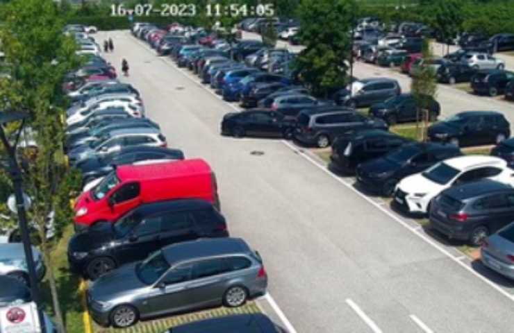 Urta un'automobile nel parcheggio e scappa