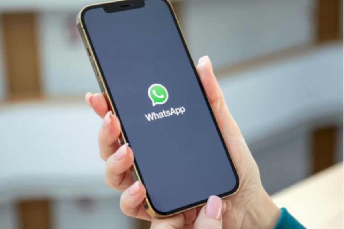 Persona utilizza WhatsApp sullo smartphone