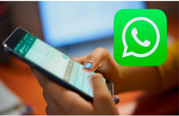 Signora usa WhatsApp sullo smartphone