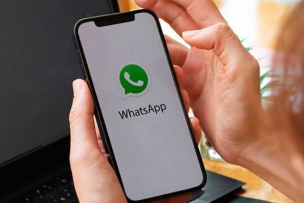 Persona utilizza WhatsApp sullo smartphone