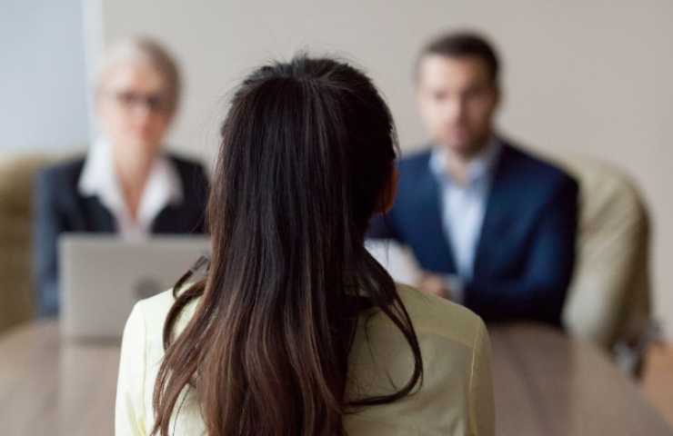 Colloquio a una ragazza candidata per un posto di lavoro