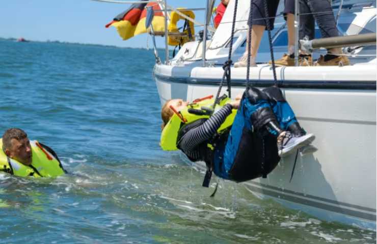 Uomo riportato a bordo della barca dopo la caduta in mare