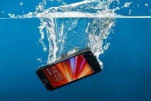 iPhone nell'acqua