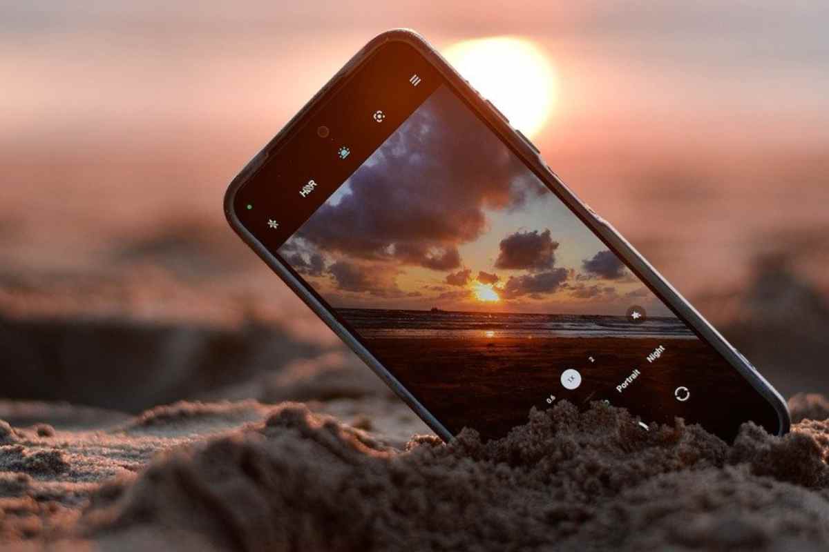 Smartphone sulla spiaggia, grosso errore