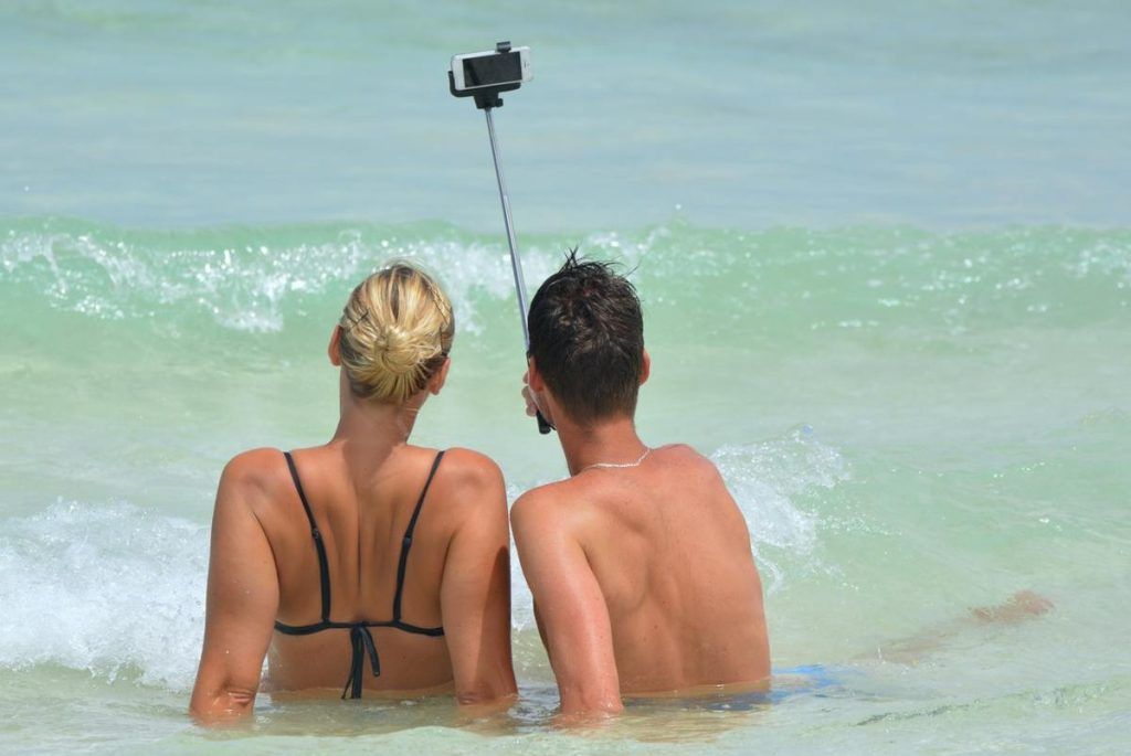 Smartphone sulla spiaggia, che errore